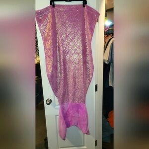 Mermaid 🧜‍♀️ tail cozy fun blanket. Like new!